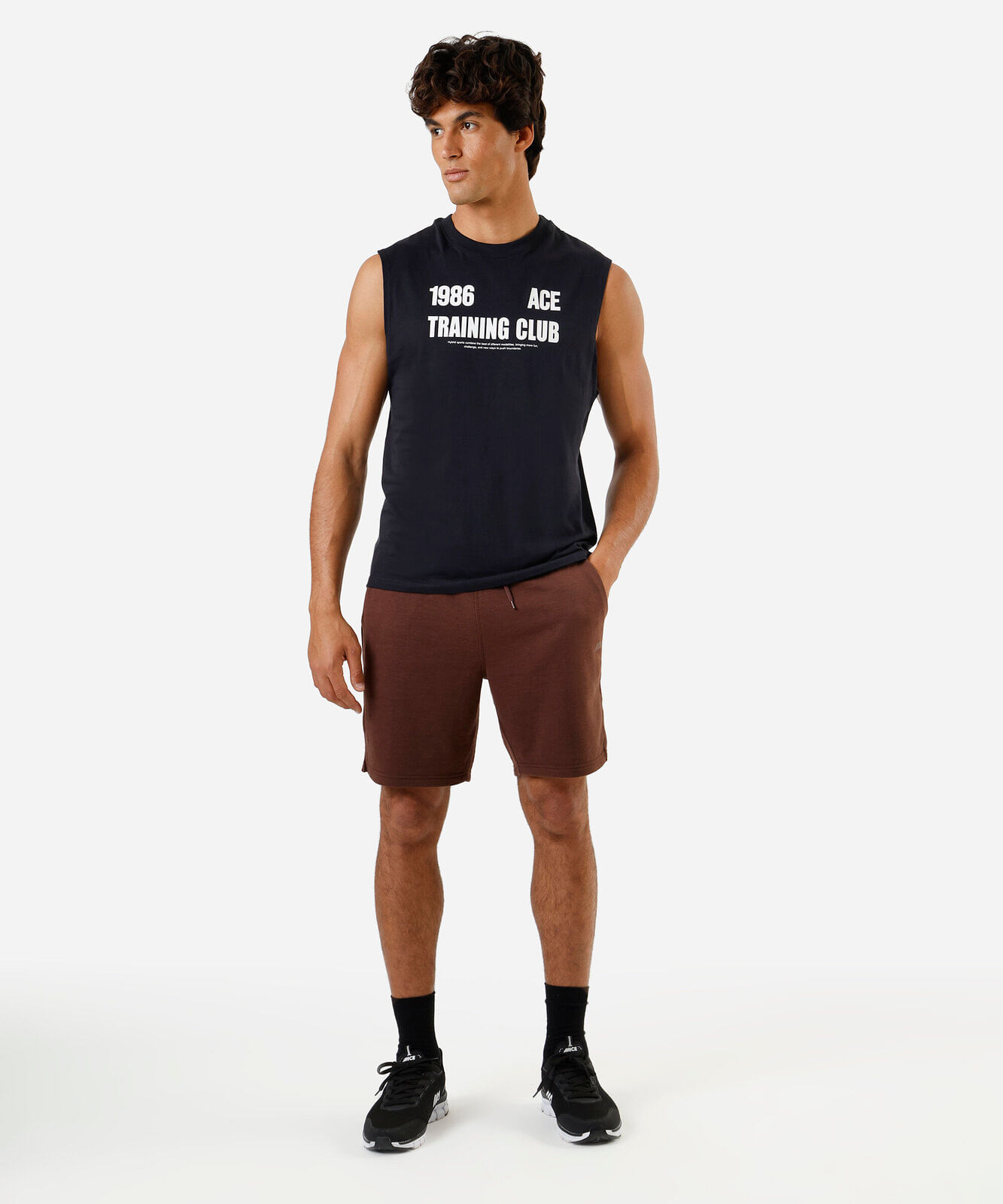 bermuda esportiva reta masculina de moletinho marrom