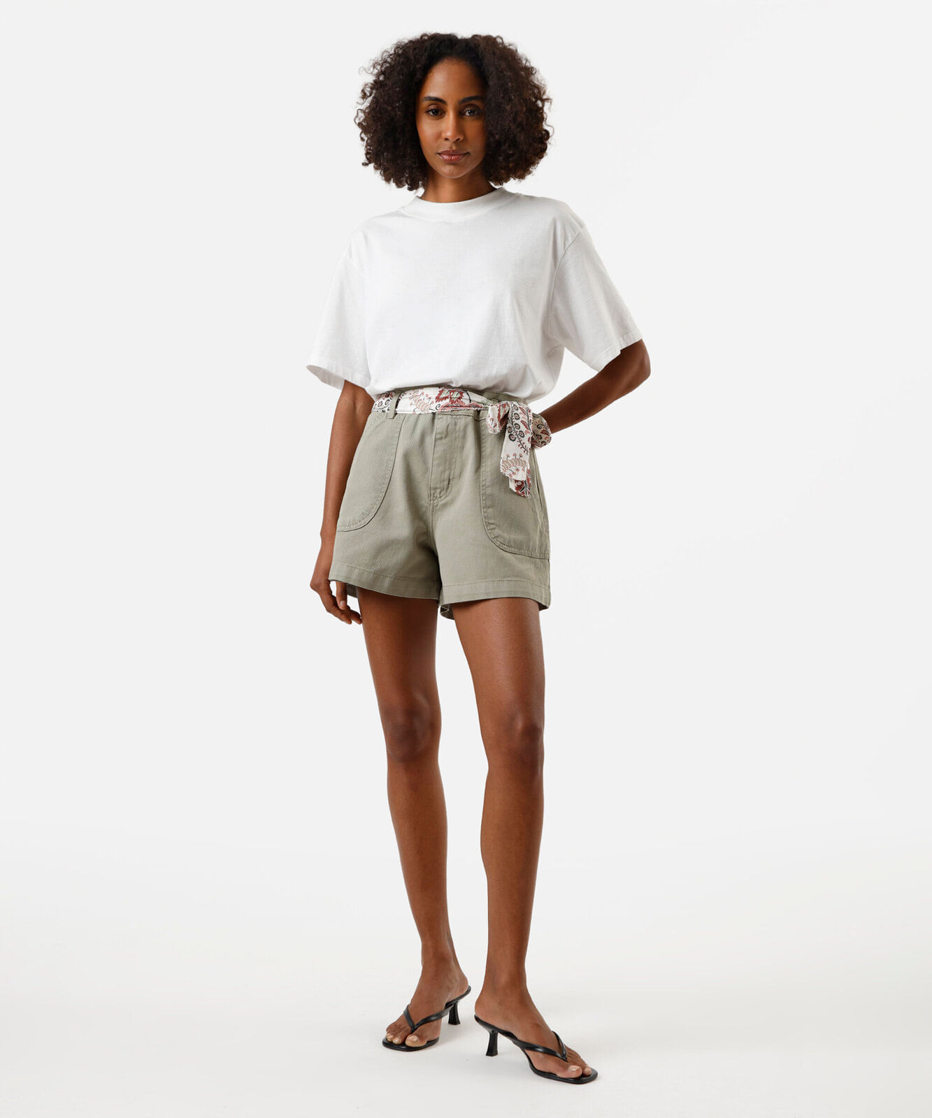 short feminino de sarja com faixa verde