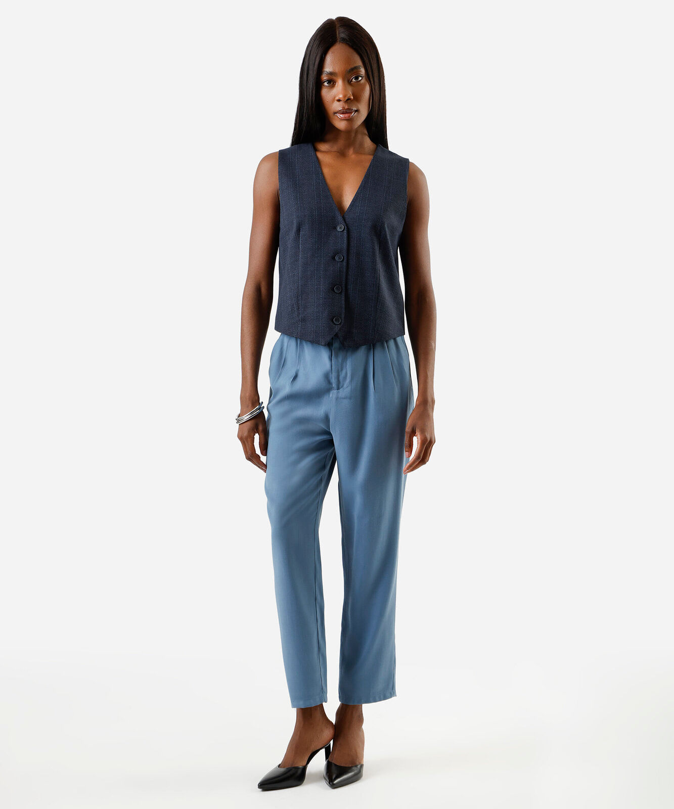 calça reta de alfaiataria feminina com viscose e pregas cós elástico azul