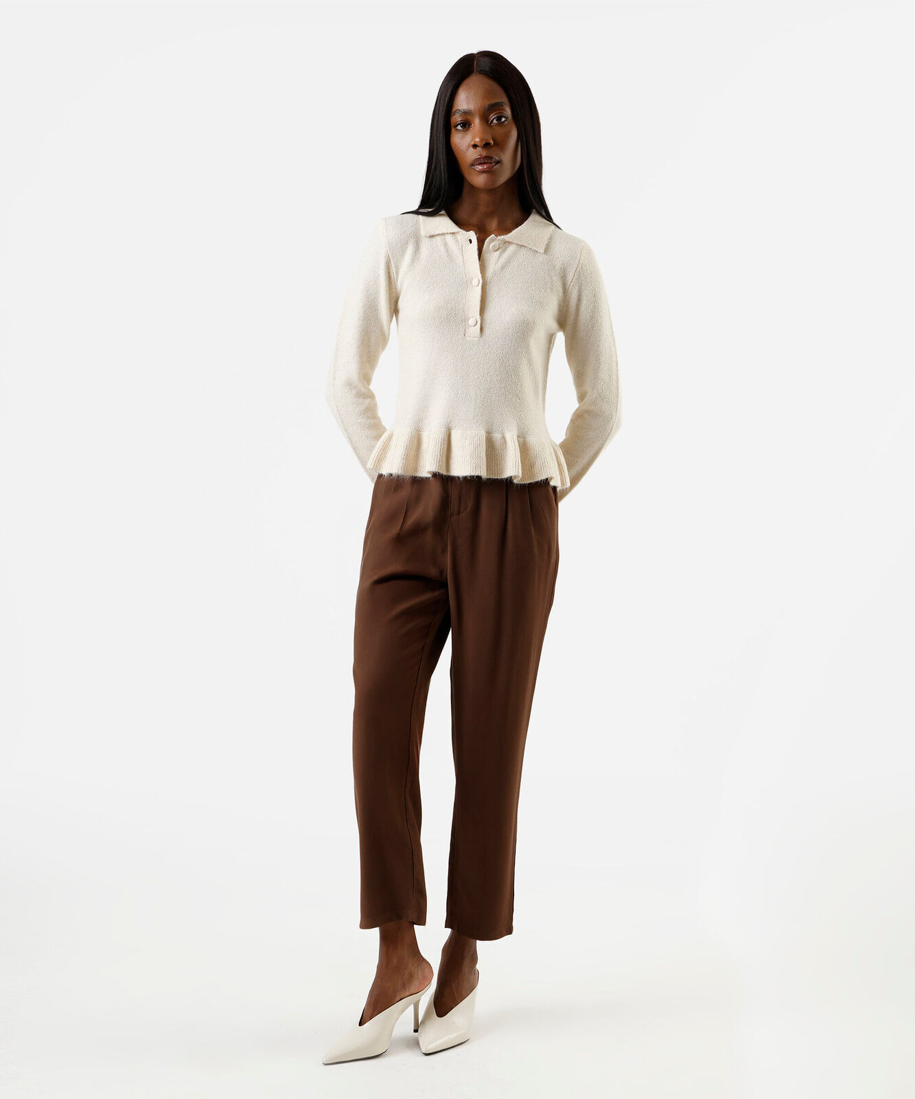 calça reta de alfaiataria feminina com viscose e pregas cós elástico marrom