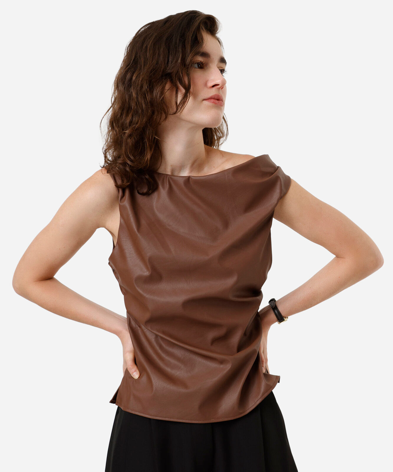 blusa feminina de poliuretano franzida marrom