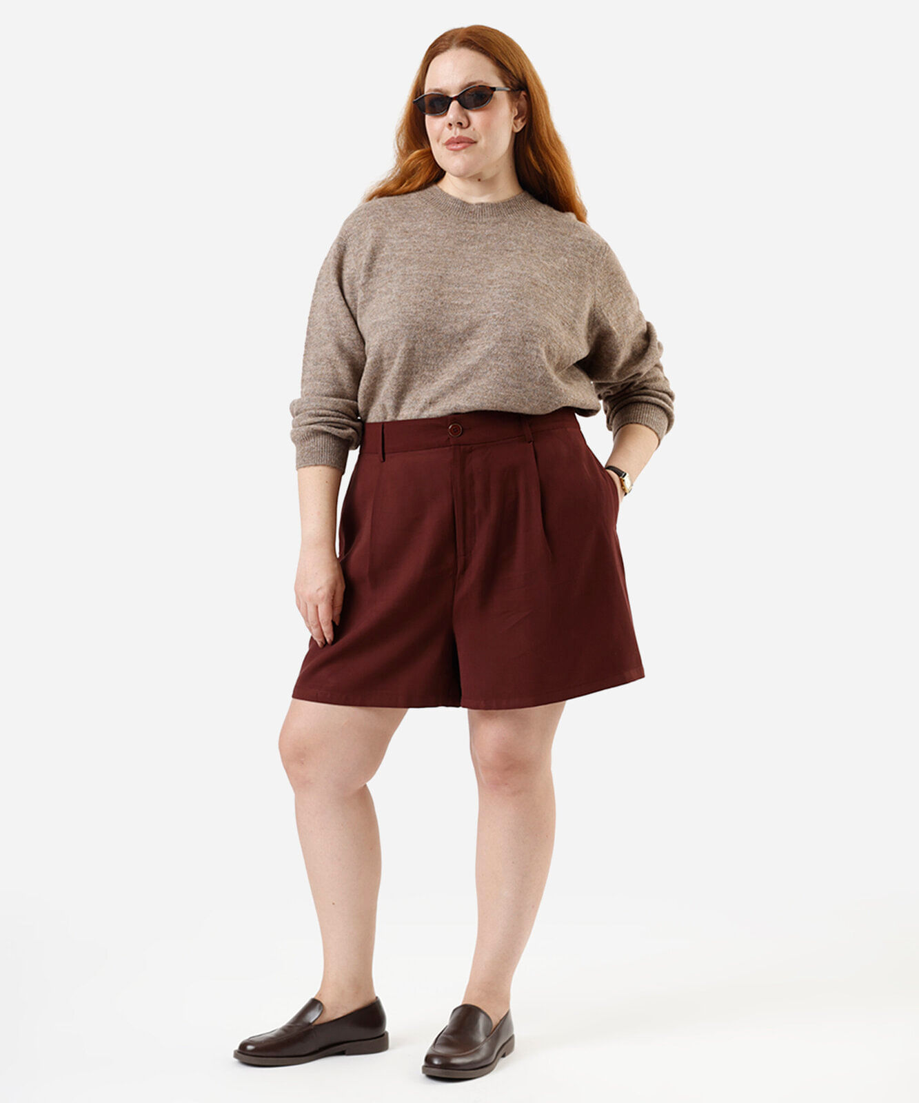 short feminino de alfaiataria com pregas plus size vinho