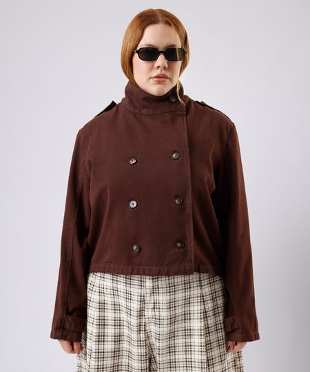 casaco trench coat cropped feminino mindset plus size marrom GG3