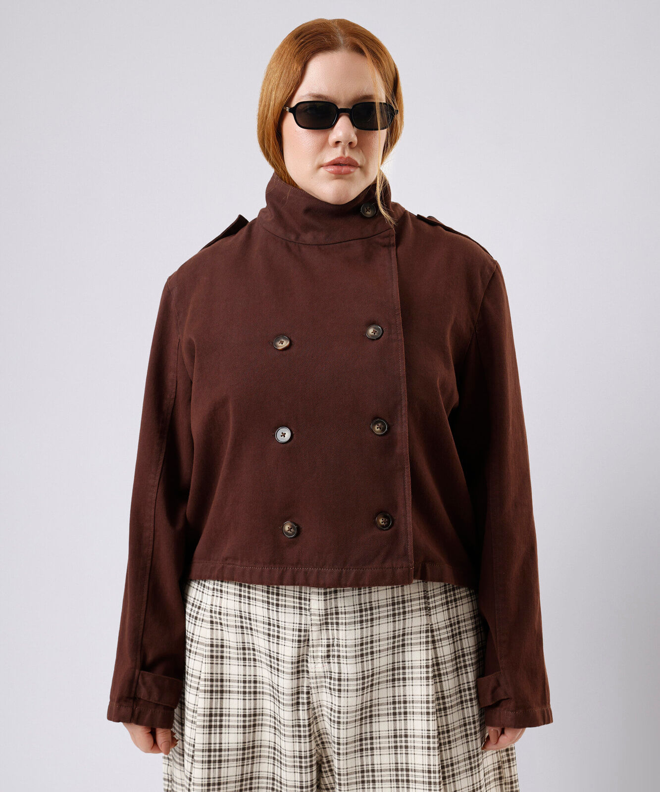 casaco trench coat cropped feminino mindset plus size marrom
