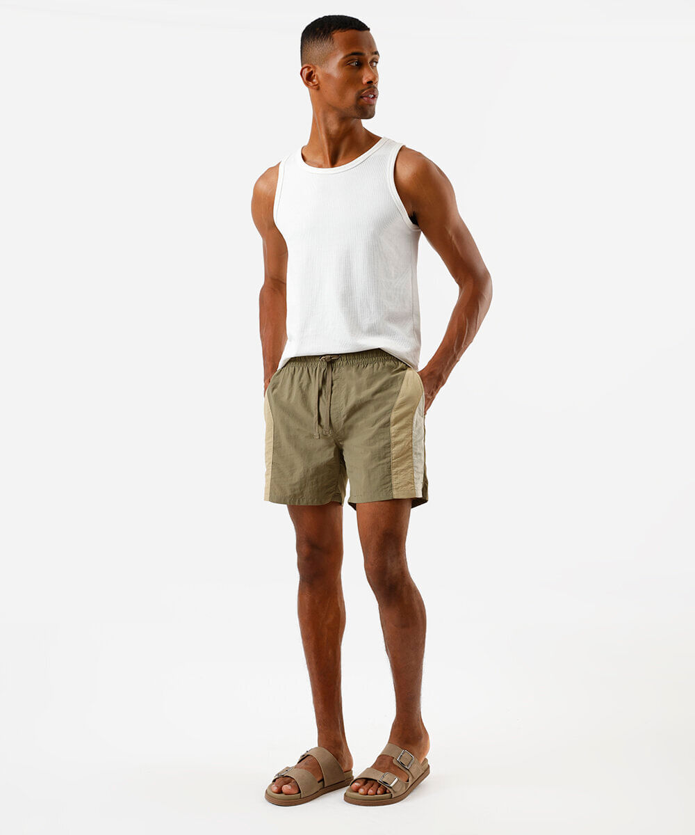 short reto masculino de poliamida com recortes verde