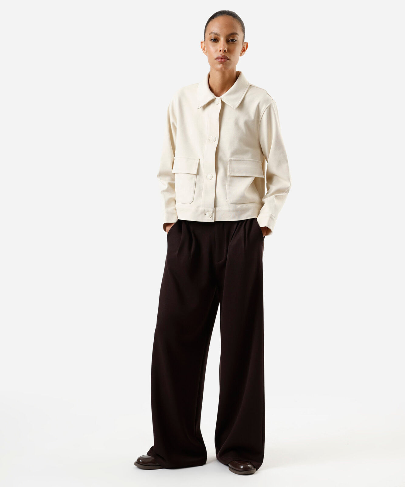 calça wide leg de alfaiataria feminina com pregas marrom