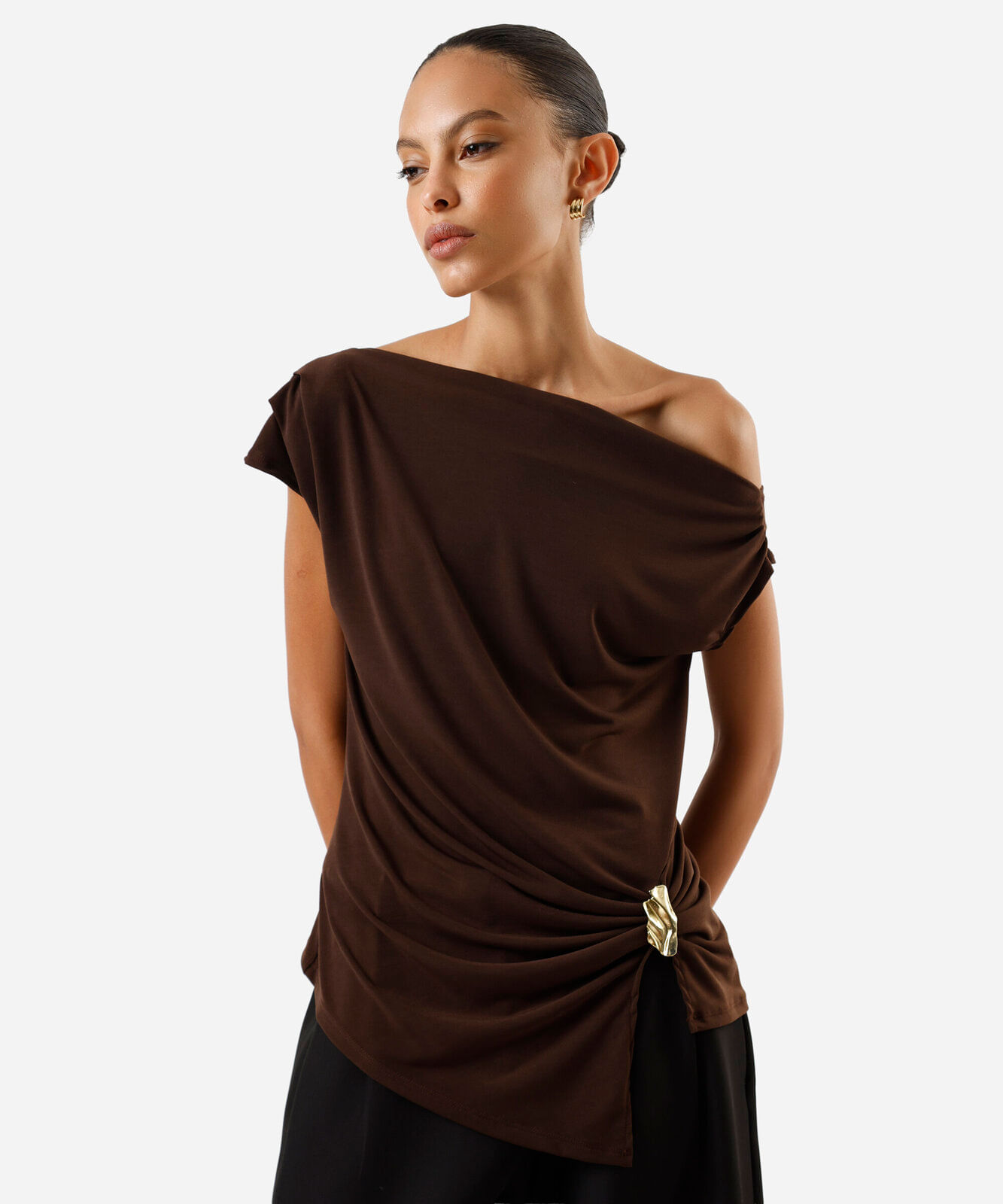 blusa feminina assimétrica franzida com fivela marrom