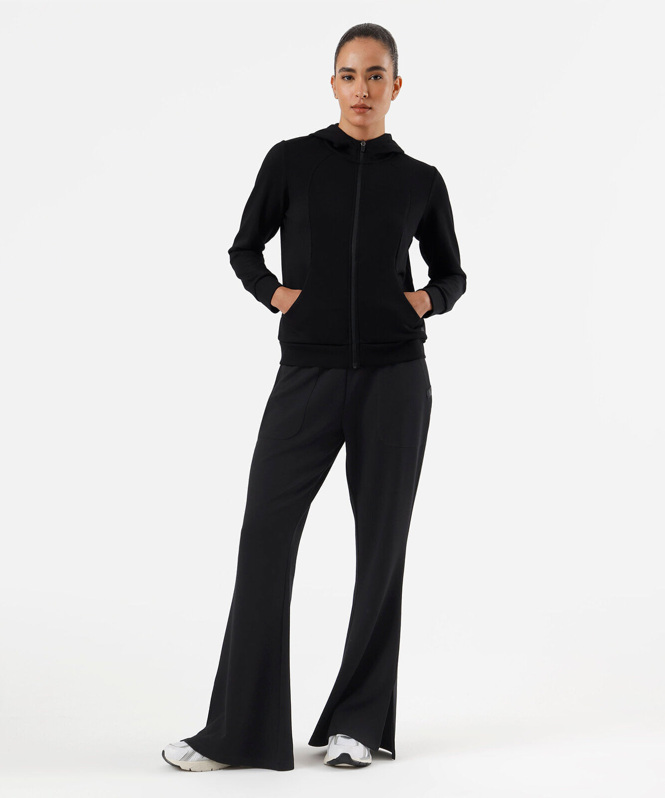 jaqueta feminina com recorte e capuz esportiva ace preta