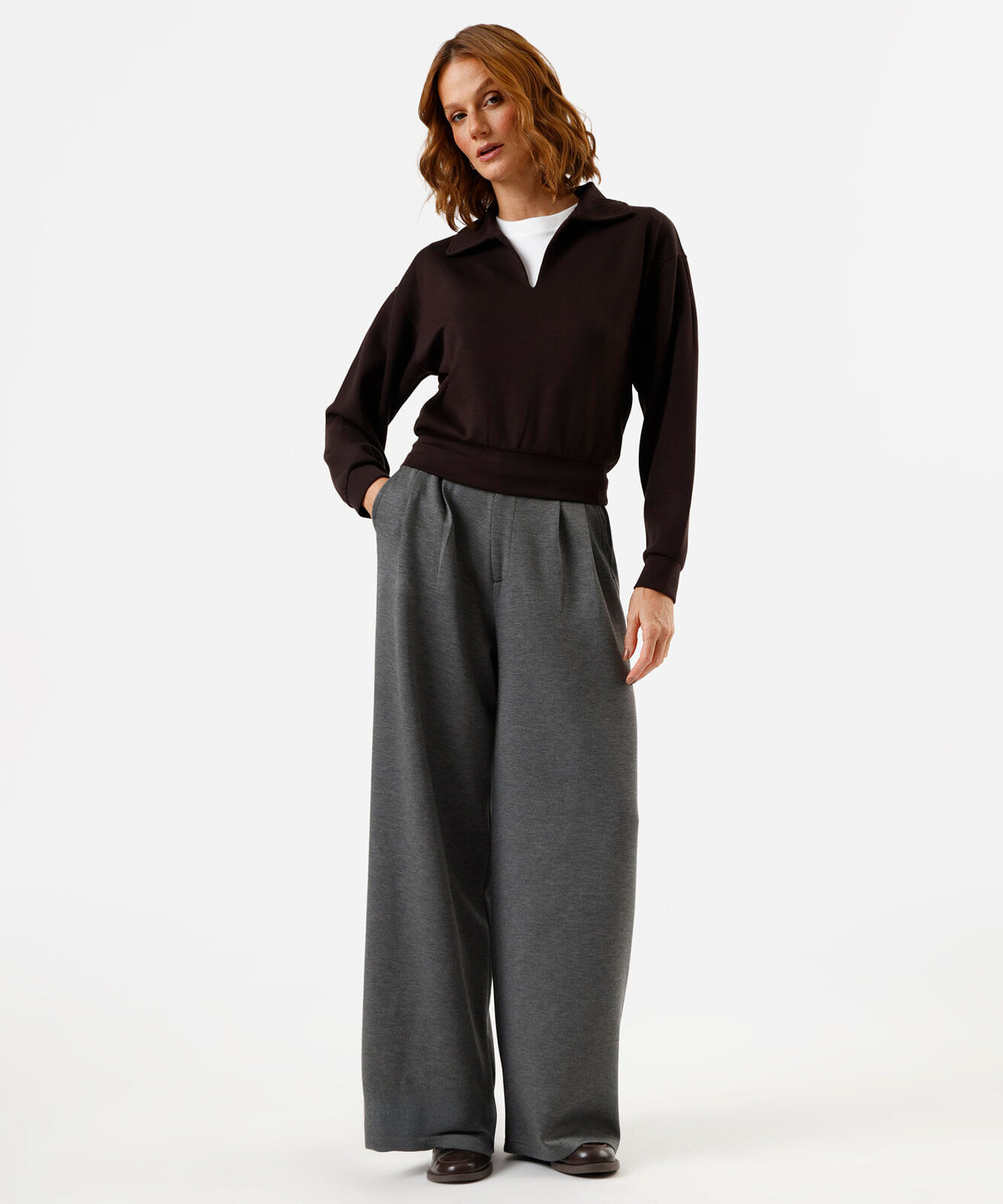 calça wide leg de alfaiataria feminina com pregas cinza