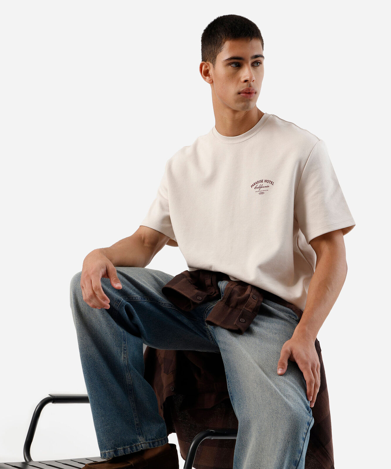 camiseta box fit masculina manga curta estampada bege