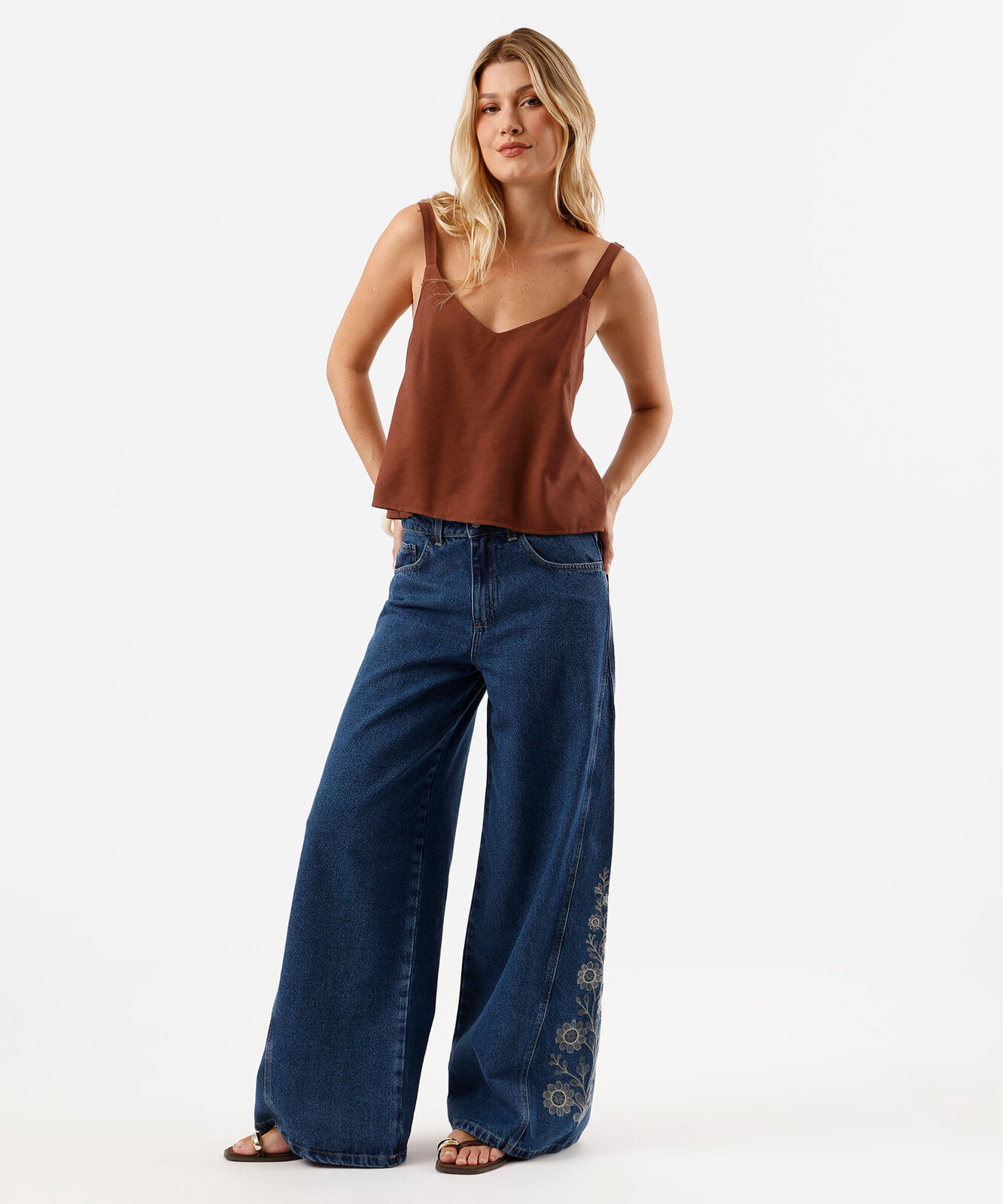 calça wide leg feminina jeans com recorte e bordado floral azul