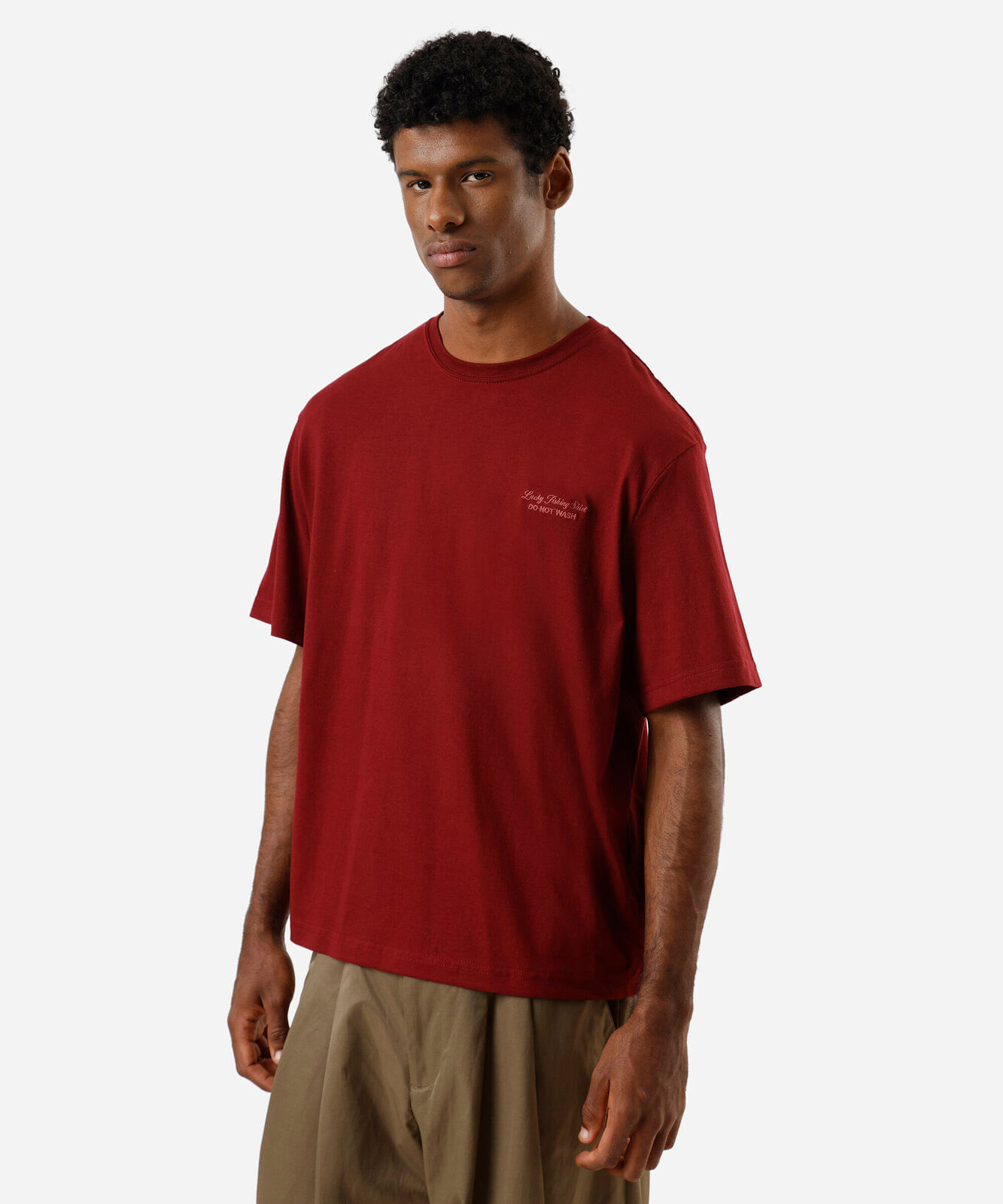 camiseta box fit masculina de algodão manga curta bordada vinho