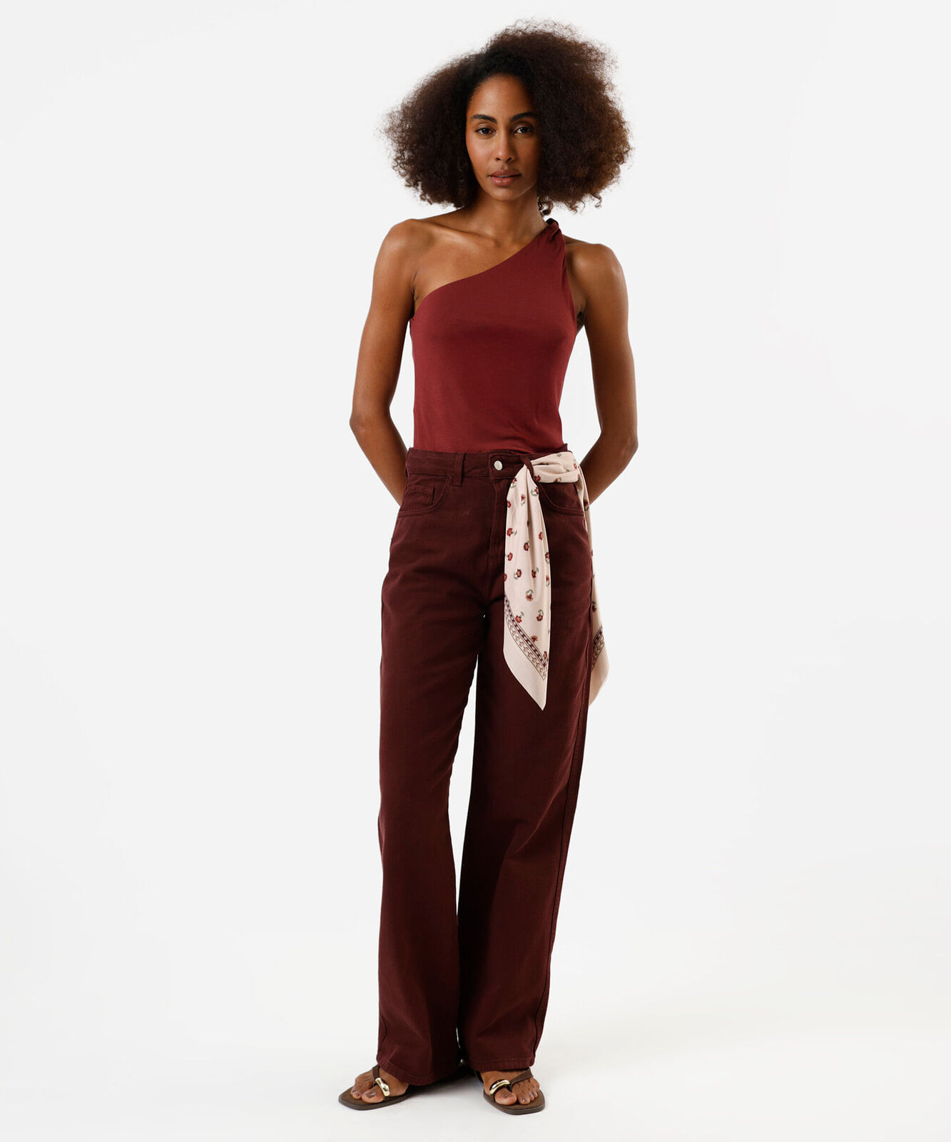 calça wide leg slim feminina de de sarja com lenço vinho