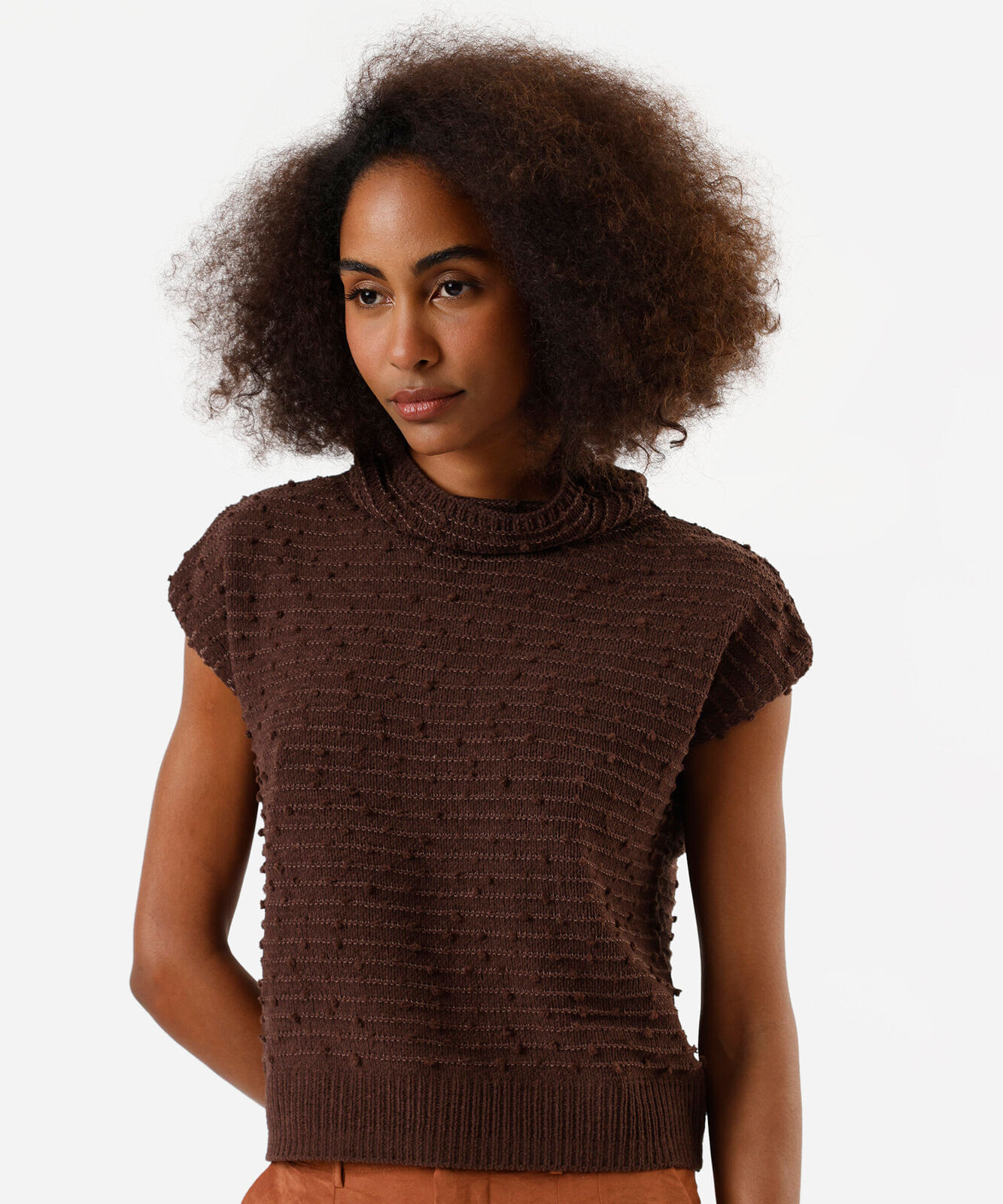 regata de tricot pompom gola alta rolê marrom