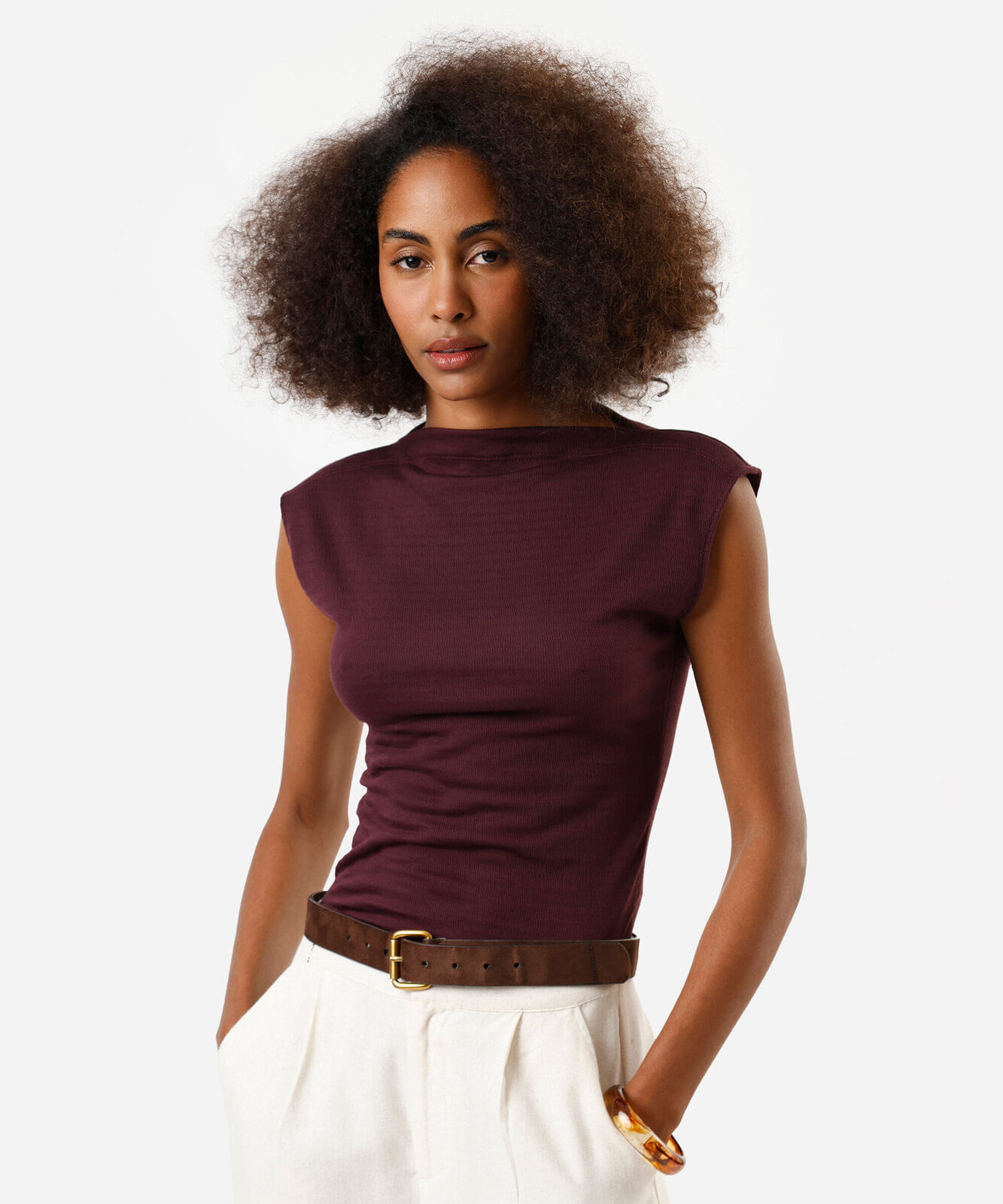 regata feminina com viscose decote canoa texturizada vinho