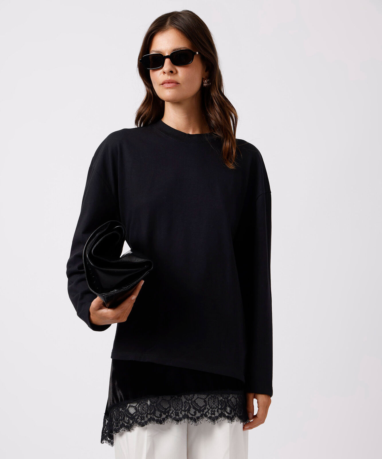 camiseta alongada feminina de algodão com veludo e renda mindset preta