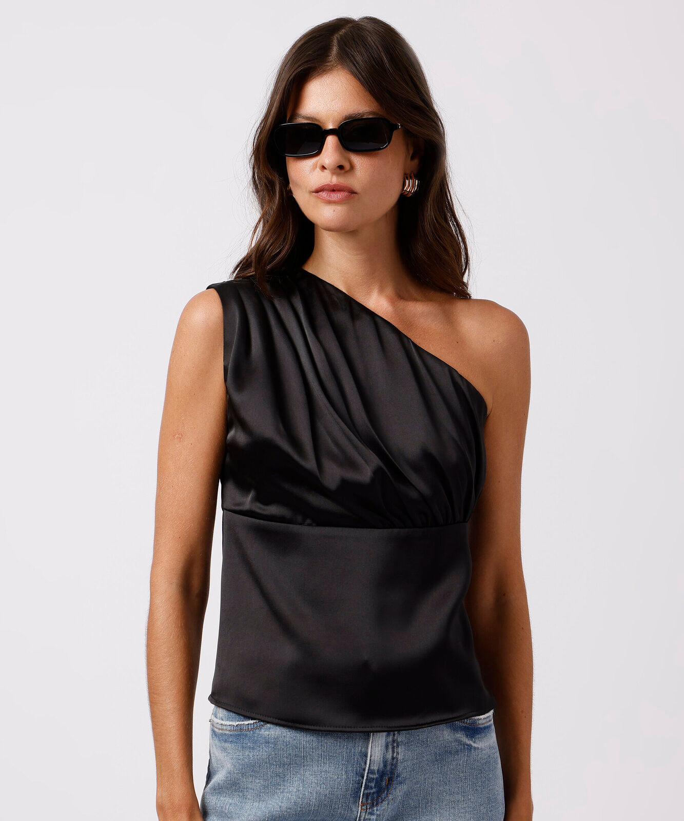 blusa ombro único feminina acetinada mindset preta