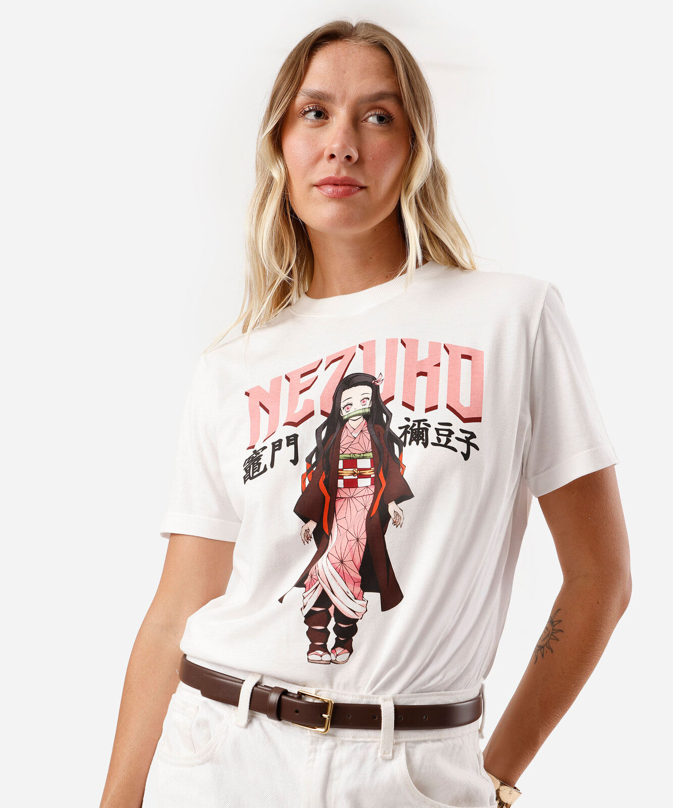 camiseta feminina de algodão manga curta demon slayer off white