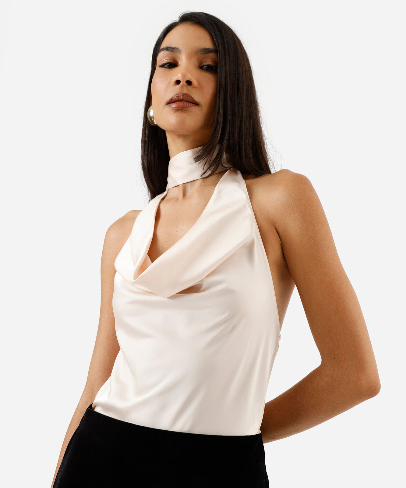 blusa frente única feminina decote degagê acetinada bege