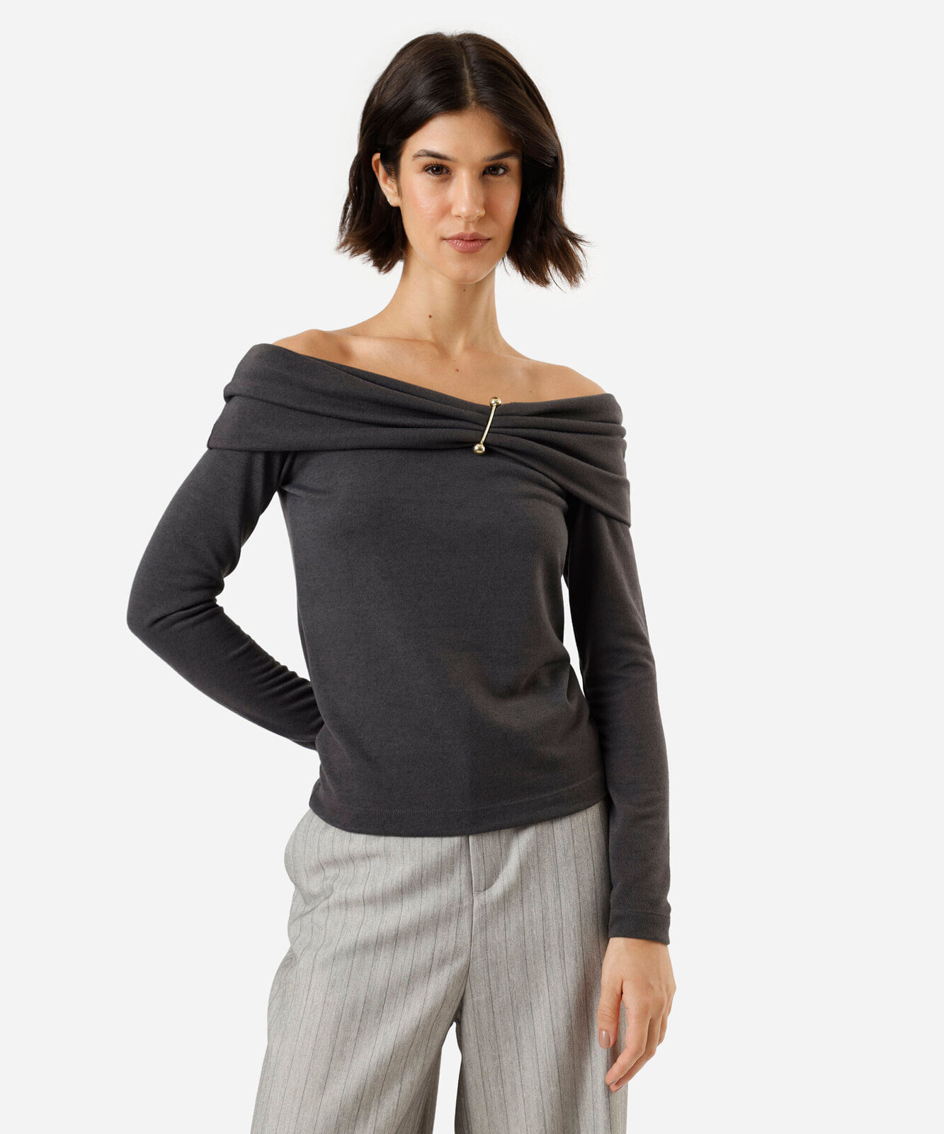 blusa feminina ombro a ombro manga longa com fivela cinza