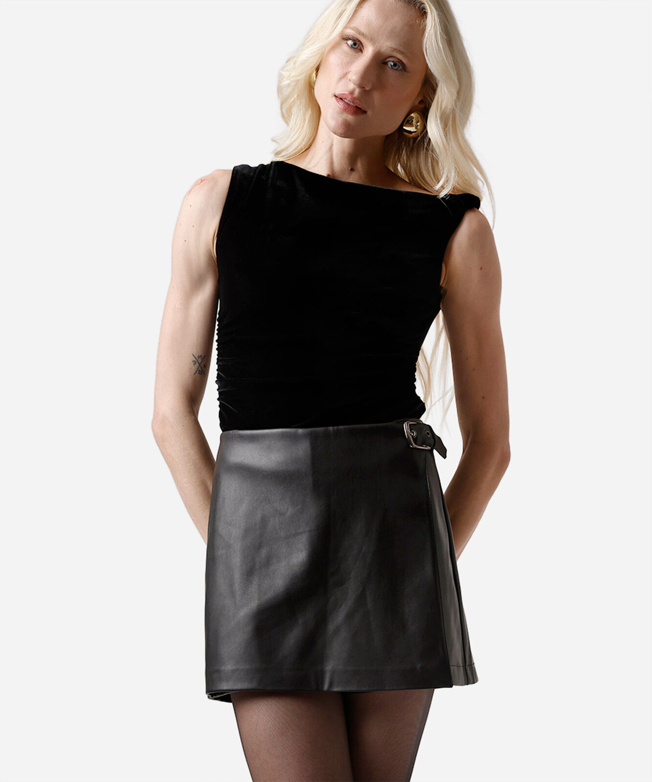 short saia feminino de poliuretano preto