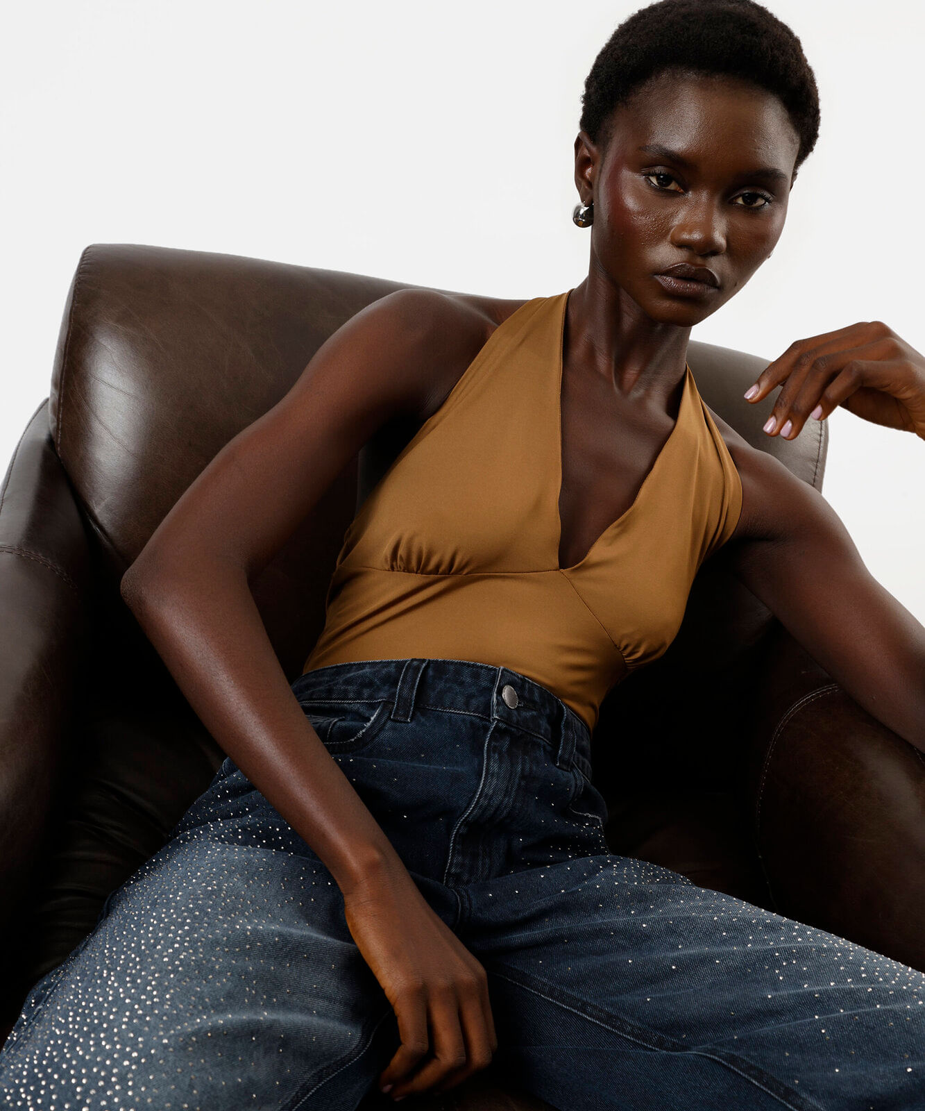 blusa frente única feminina com franzido marrom