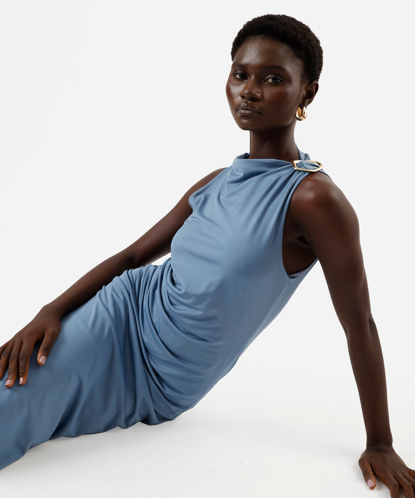 vestido midi feminino franzido com fivela azul