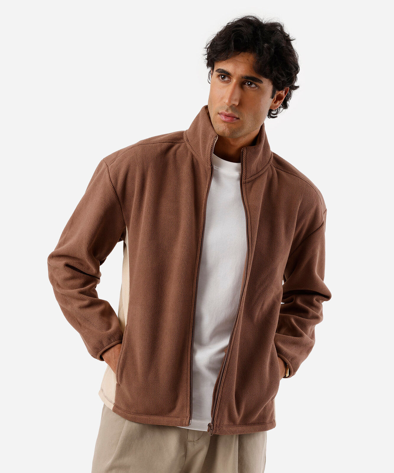 jaqueta masculina gola alta com recorte canelada marrom