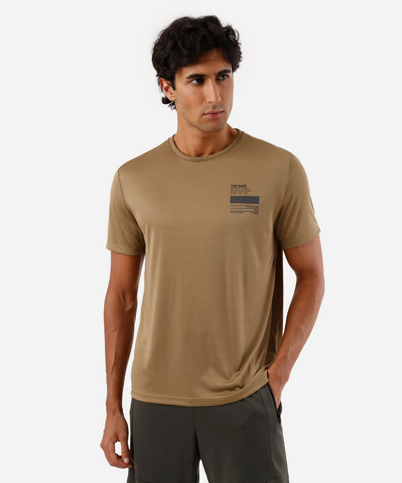 camiseta esportiva masculina manga curta estampada bege