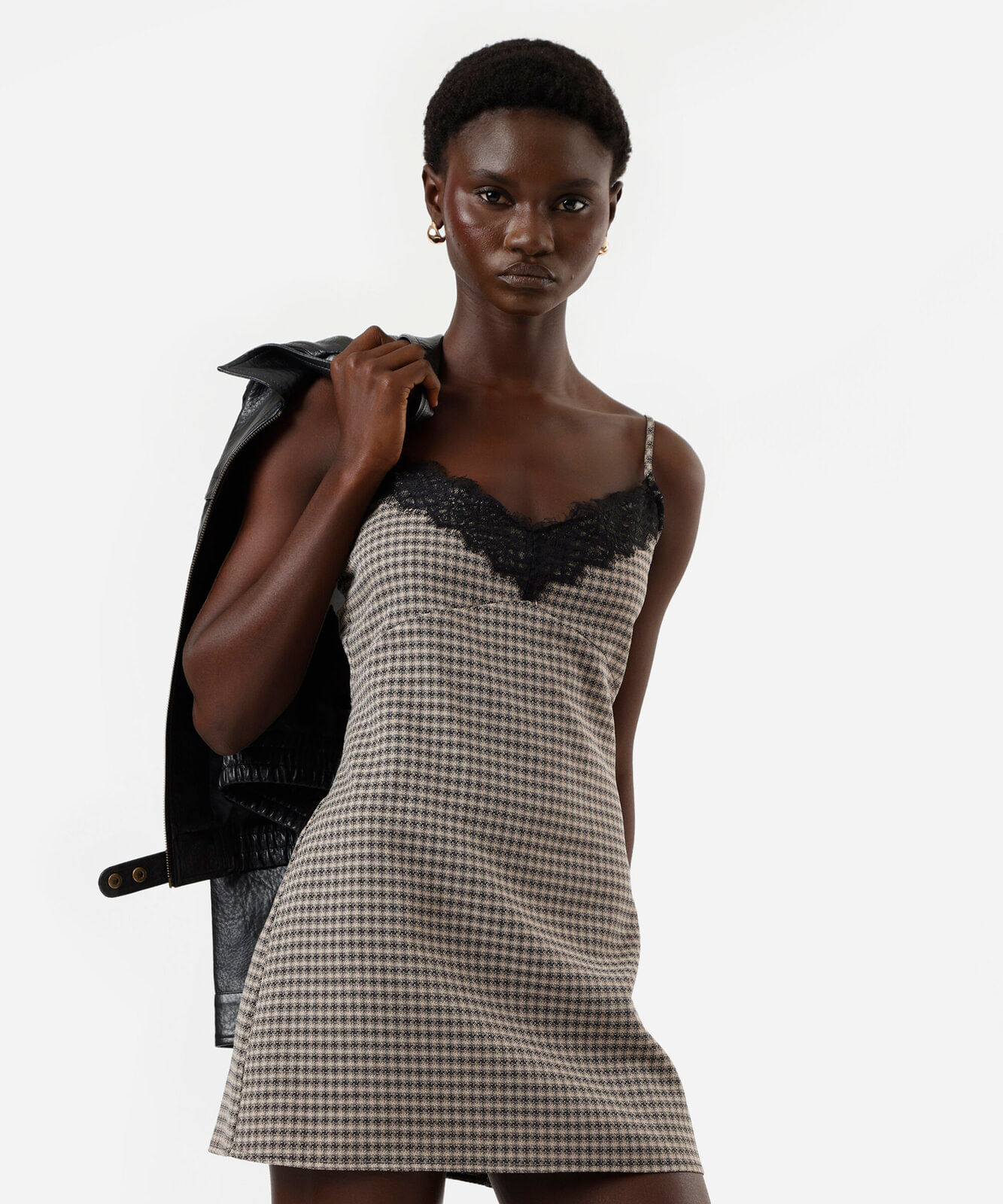 vestido curto alça fina feminino com renda xadrez bege