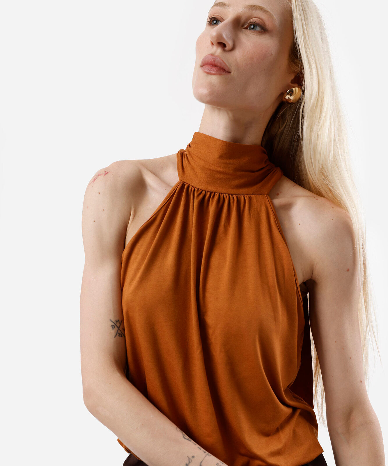 blusa feminina de viscose halterneck com amarração laranja