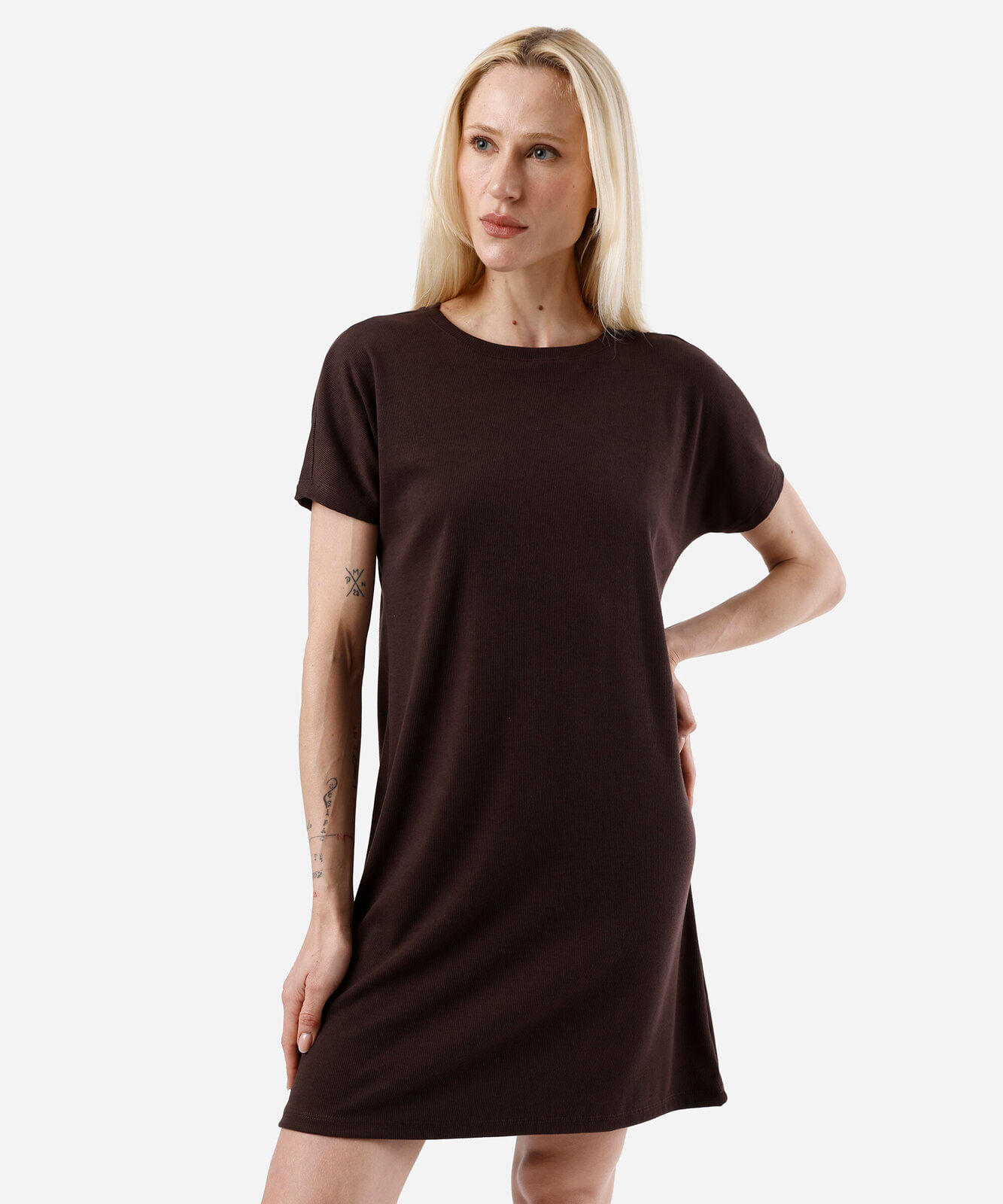 vestido curto feminino com viscose canelado marrom