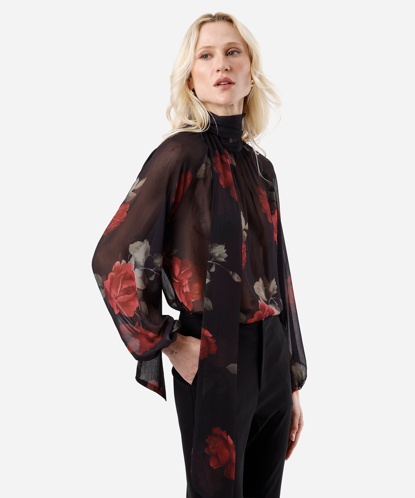 blusa feminina gola alta com amarração floral preta