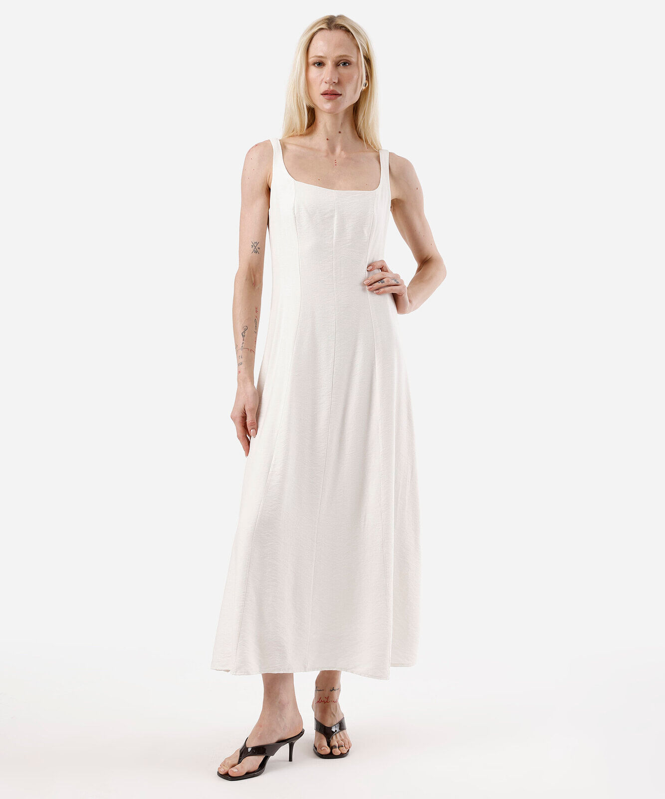 vestido midi evasê feminino com viscose e recortes off white