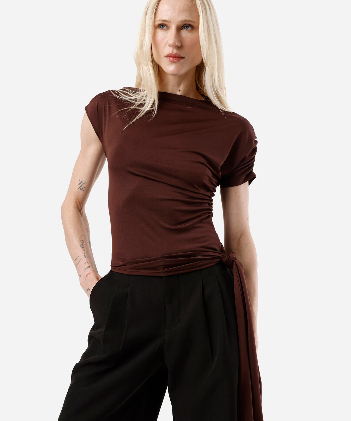 blusa feminina assimétrica com amarração franzida marrom