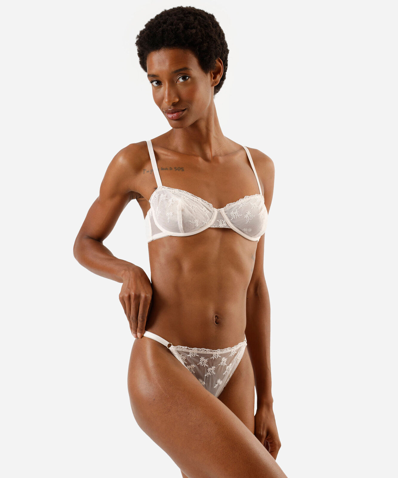 calcinha string fio dental feminina de tule com bordado floral bege