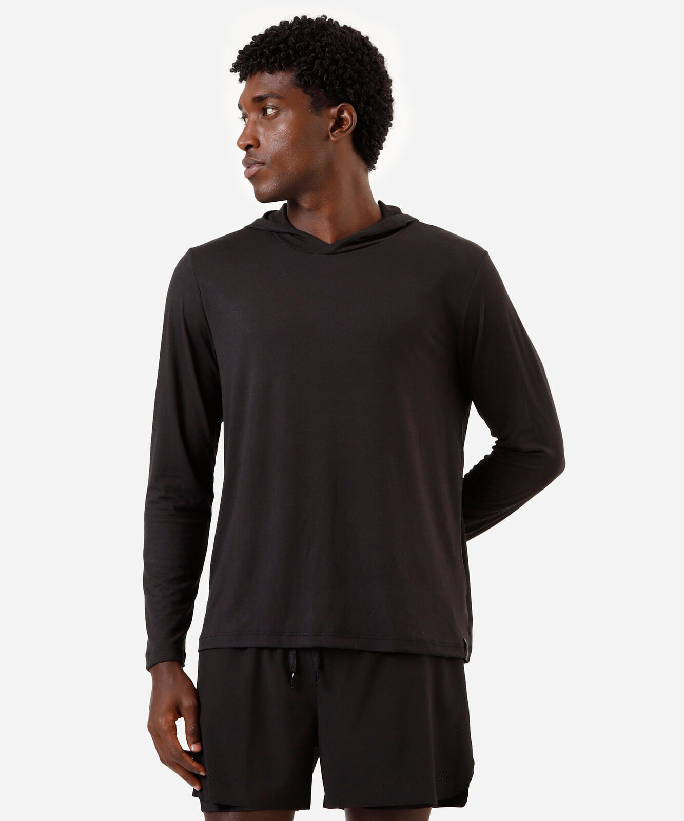 camiseta esportiva masculina com capuz manga longa preta