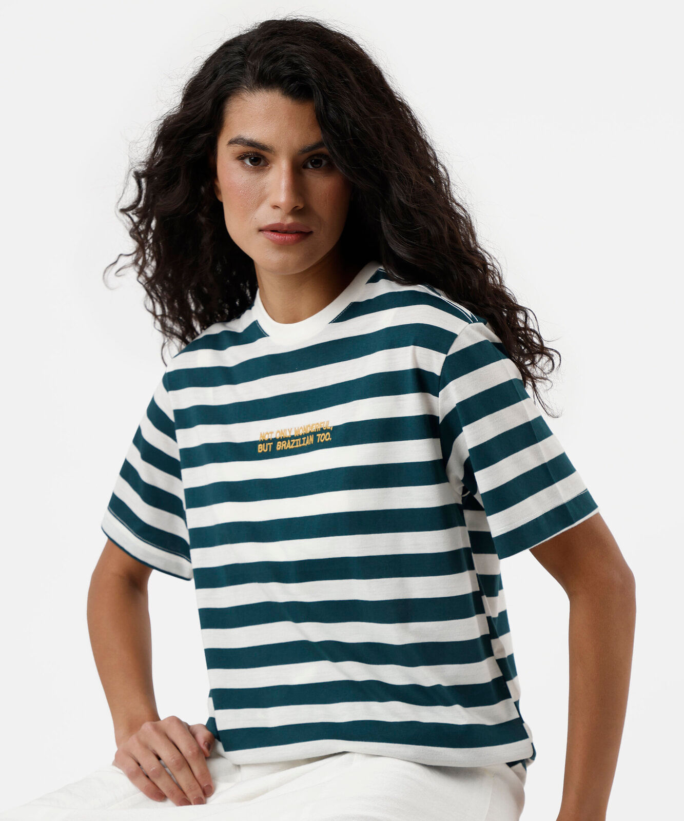 camiseta feminina com algodão manga curta bordada listrada off white