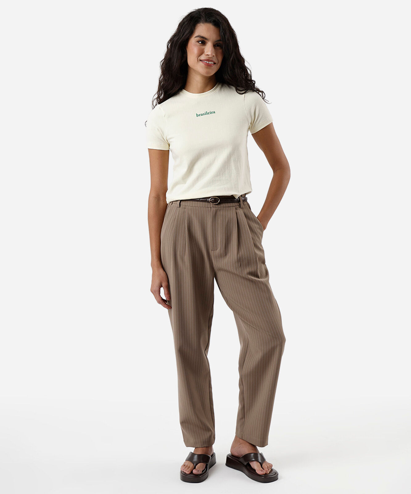 calça reta de alfaiataria feminina com pregas risca de giz bege