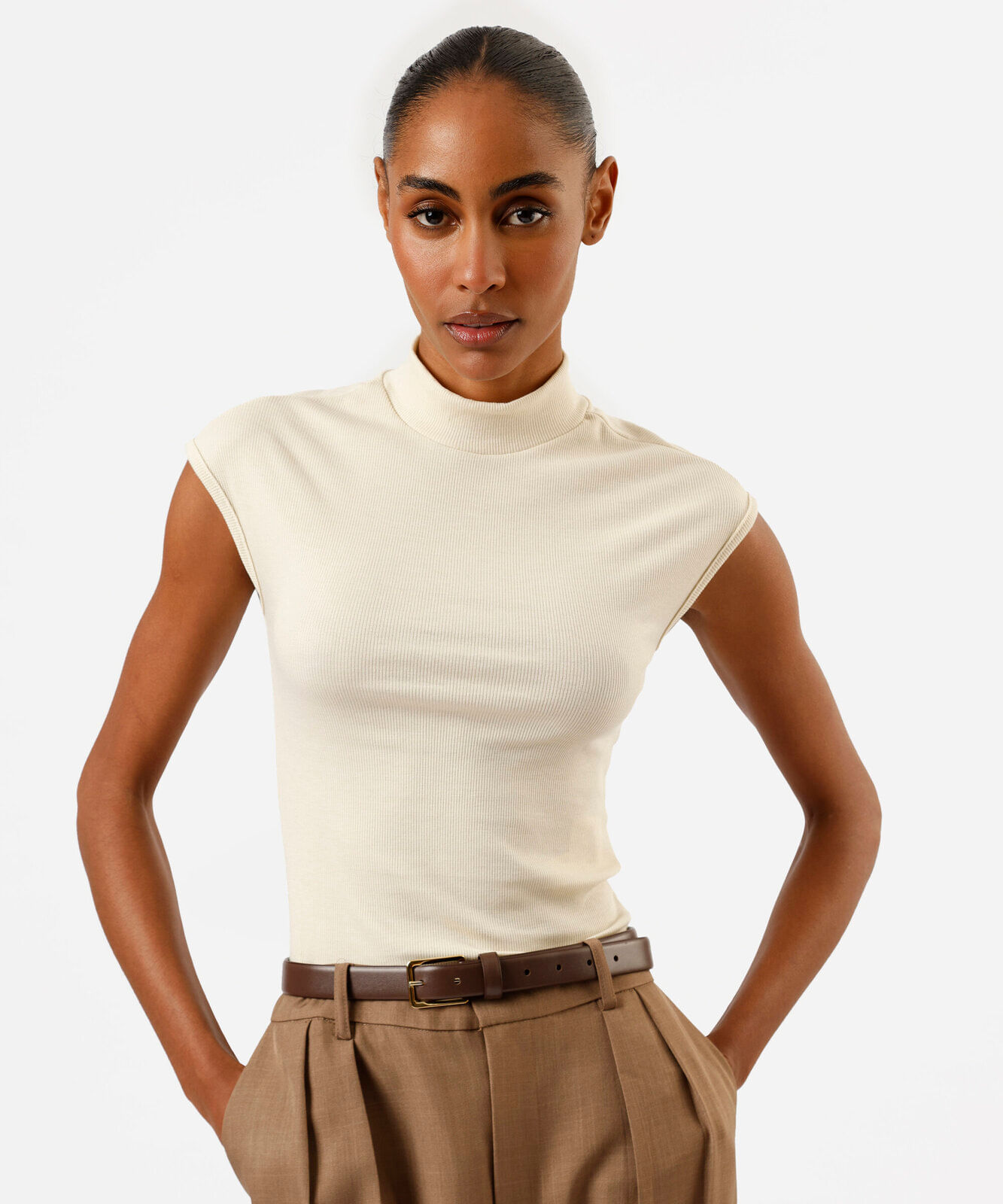 blusa muscle tee feminina gola alta canelada básica bege