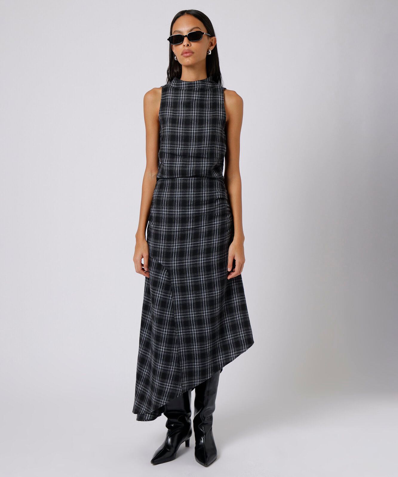 vestido midi feminino assimétrico com recorte xadrez preto