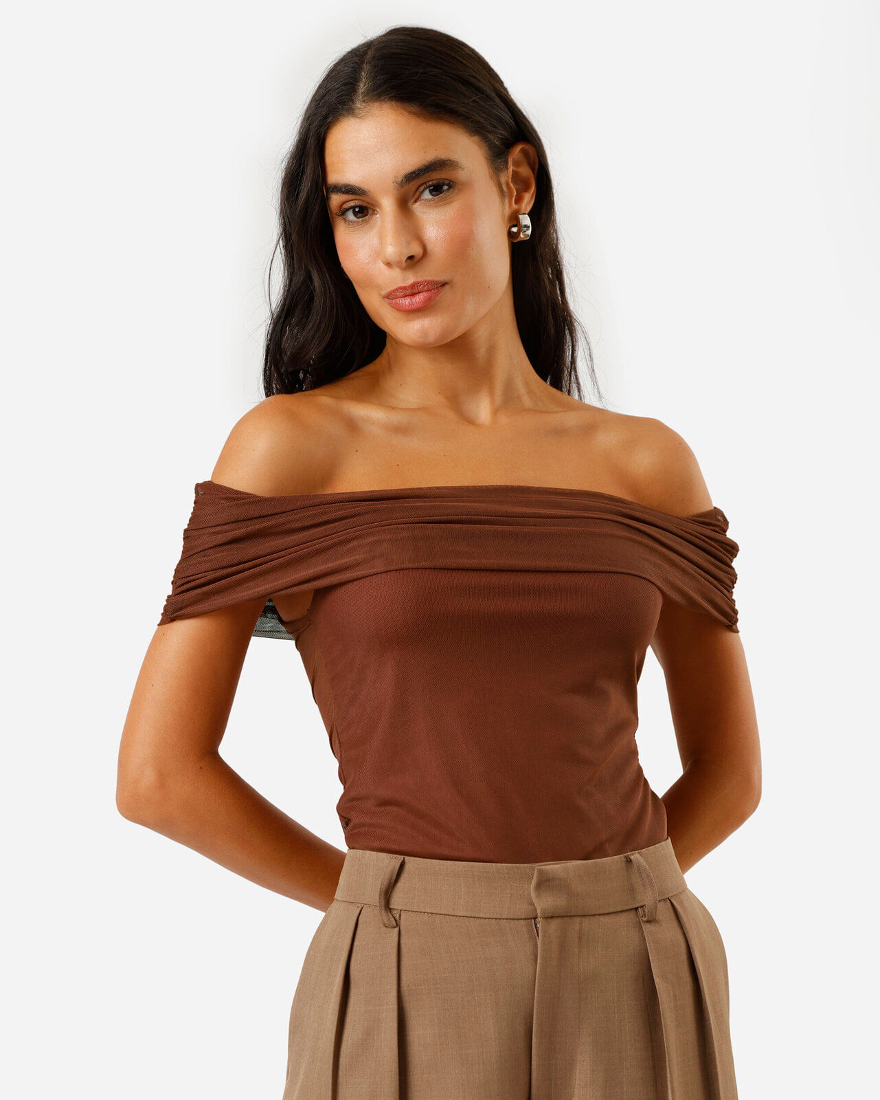 blusa feminina de tule ombro a ombro drapeada marrom