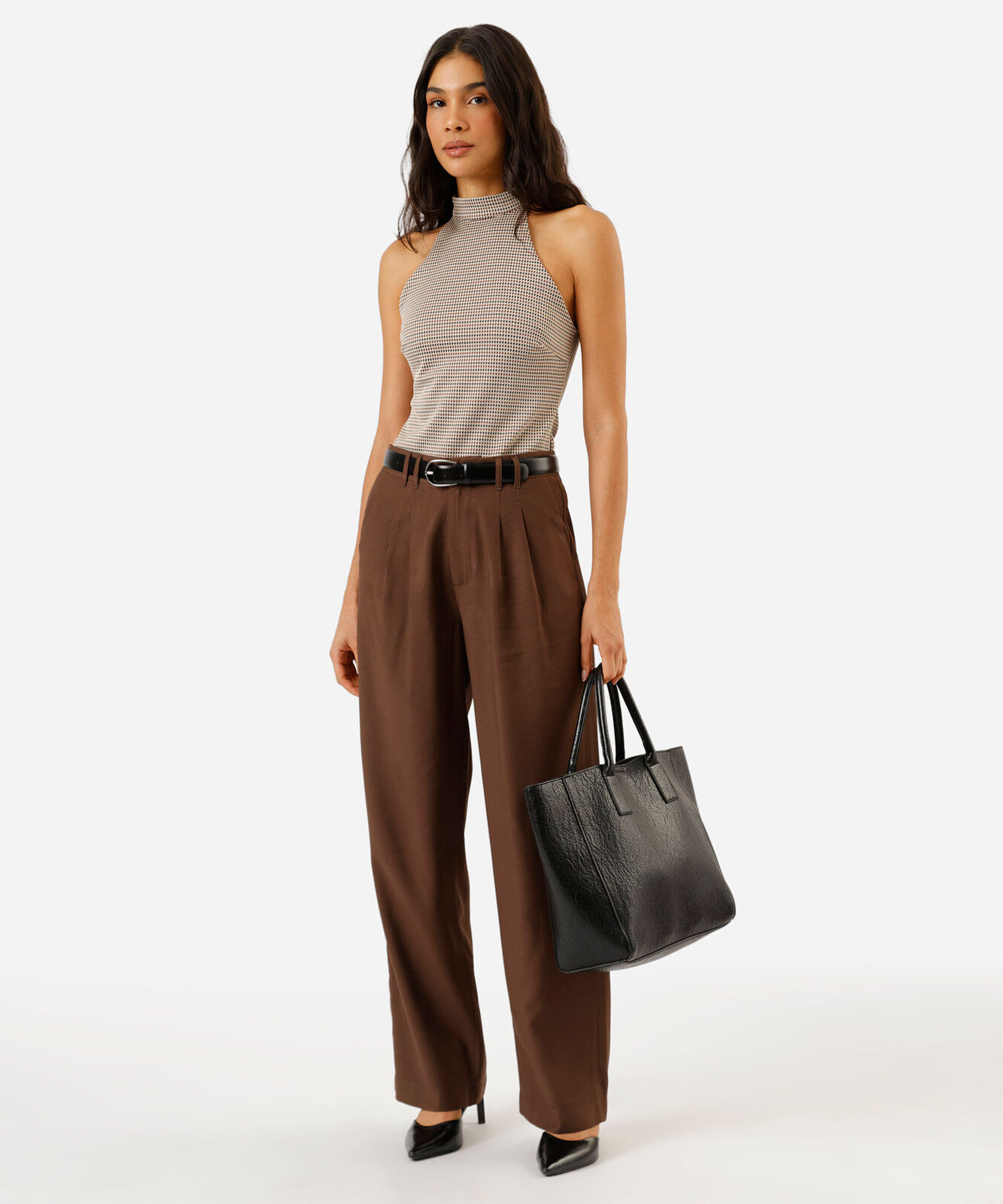 calça de alfaiataria feminina com pregas cintura alta marrom
