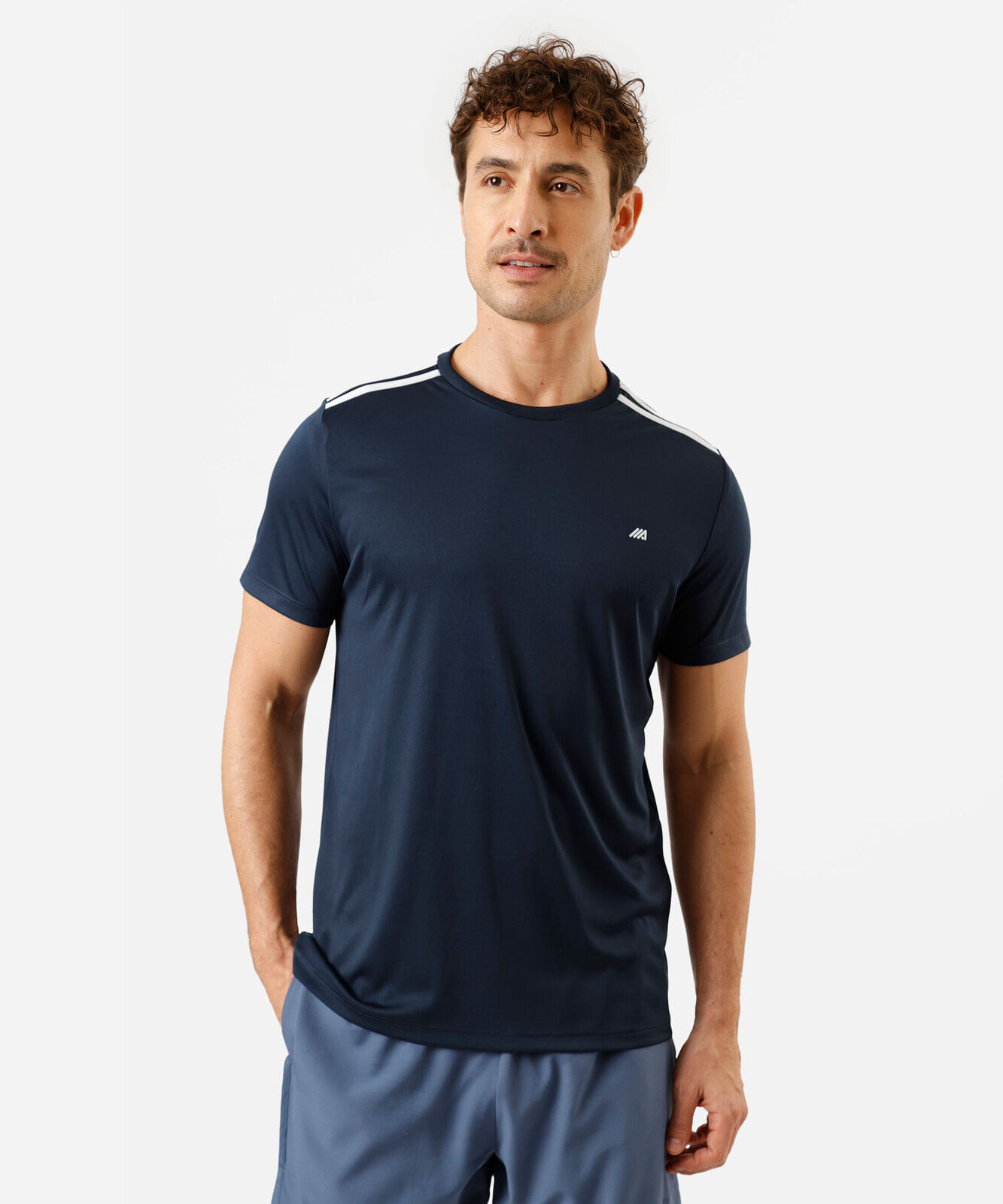 camiseta esportiva masculina com listras azul