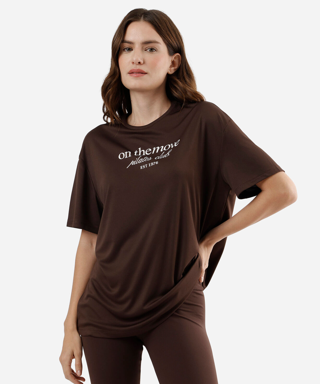 camiseta esportiva manga curta estampada marrom