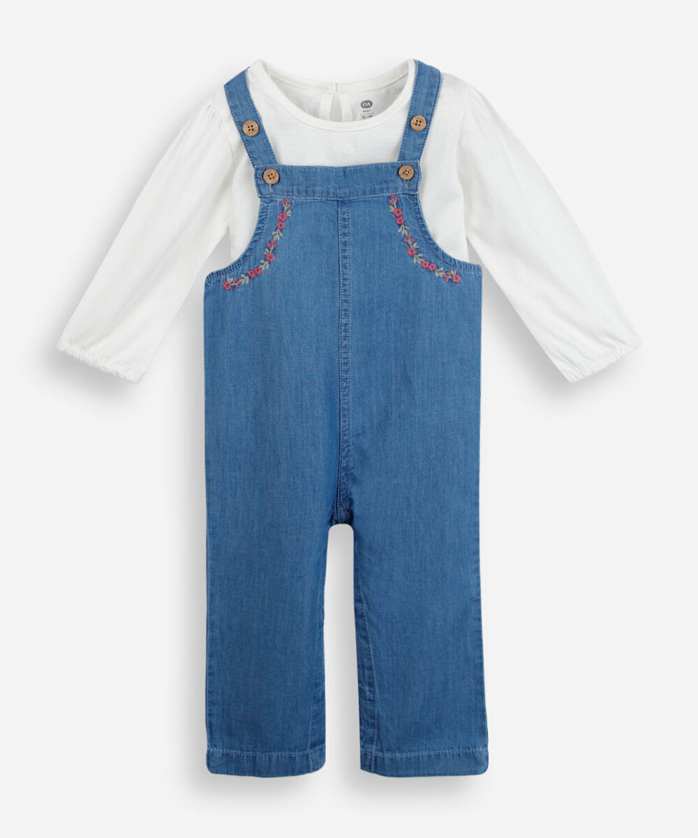 jardineira infantil jeans floral com camiseta azul