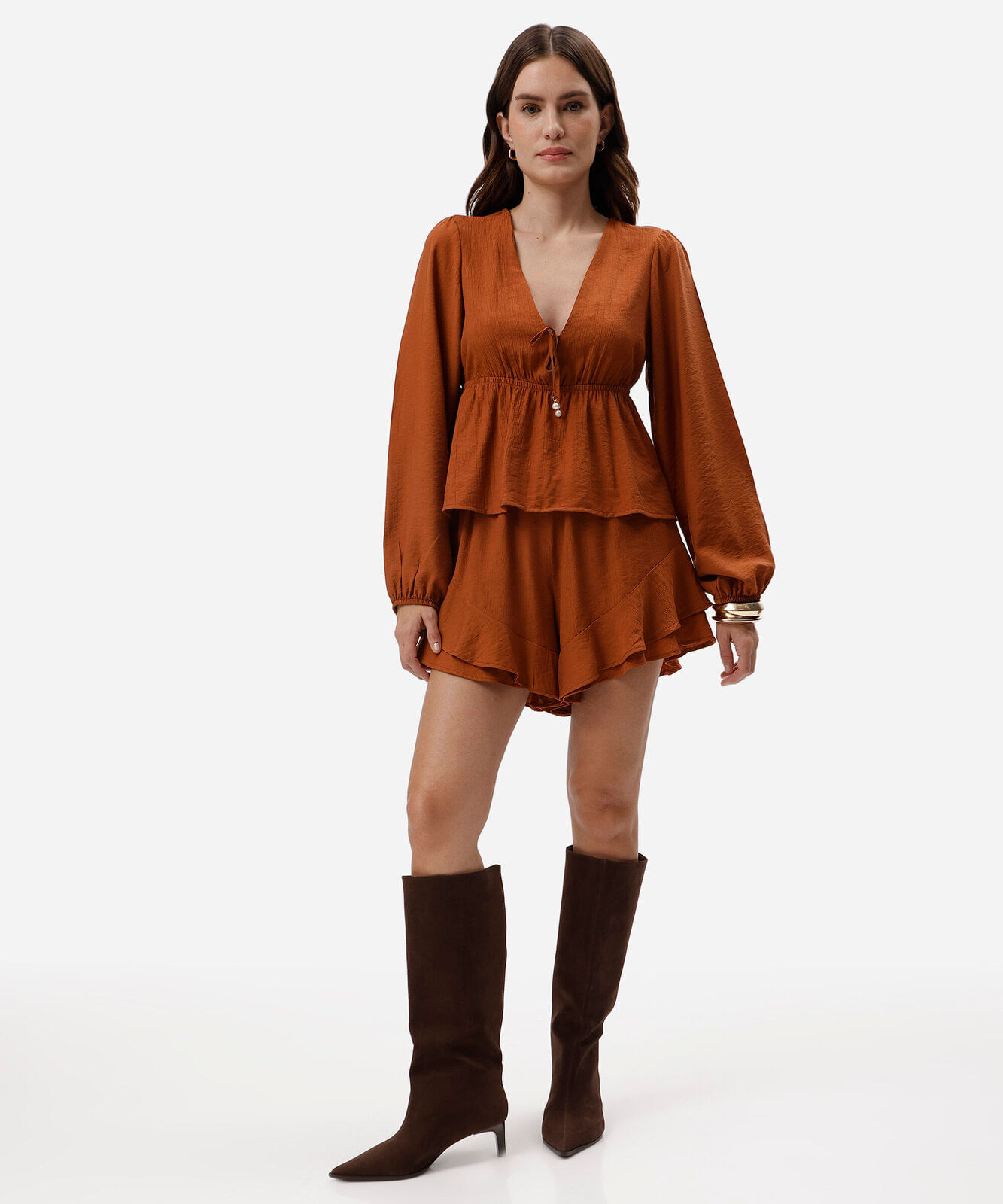 short feminino com viscose e babados cós elástico marrom