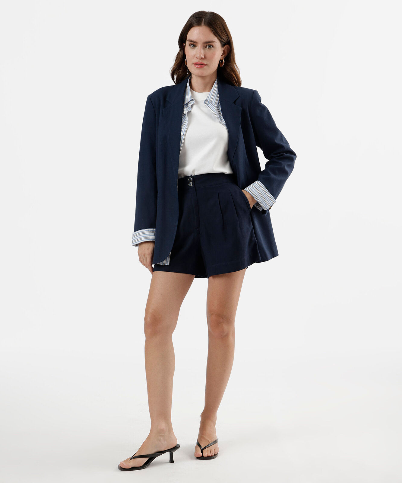 short de alfaiataria feminino com linho e pregas azul