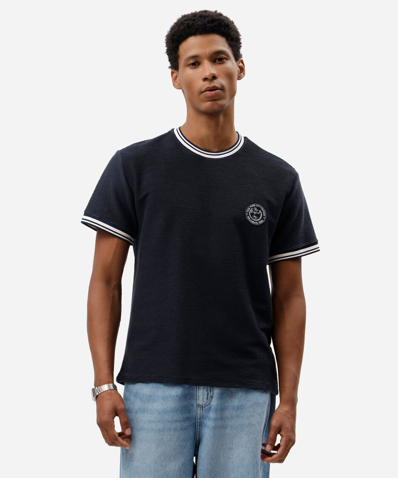 camiseta box fit masculina bordada texturizada azul
