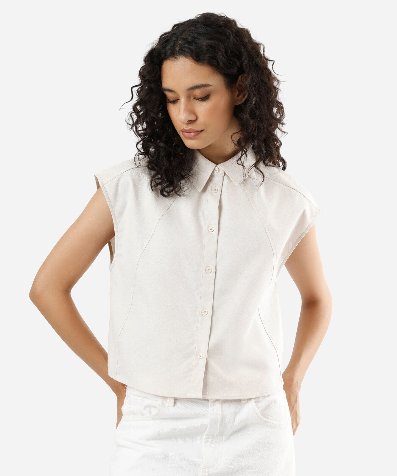 camisa feminina com algodão e recortes bege